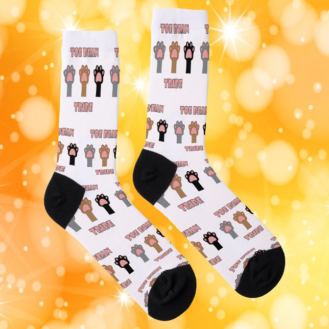 Calcetines Tribu de Dedos de Gato Letras Rosadas Divertidas (A pair of socks featuring cat paws and the words toe bean tribe in pink and gray.)
