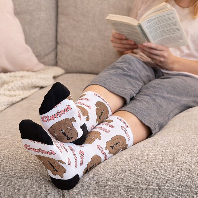 Calcetines Tripulación de clarinete perro marrón divertido (A pair of socks with a dog playing the clarinet and the word clarinet crew.)