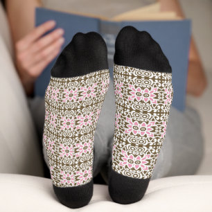 Calcetines un patrón rosa y marrón sobre un fondo blanco