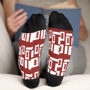 Calcetines Una alfombra roja con un patrón texturado se extie