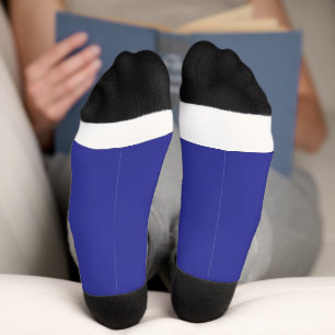 Calcetines una pared azul con un reloj