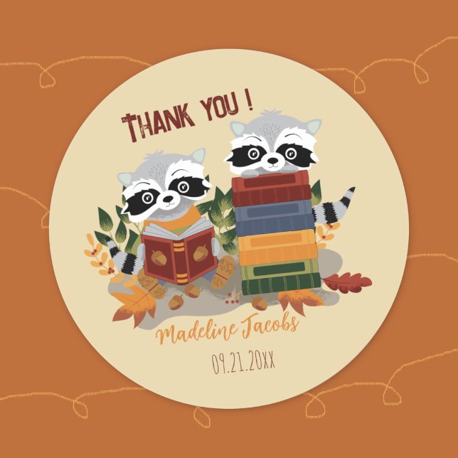 Calcomanía de mapaches con libros de agradecimient (Baby shower thank you sticker featuring two raccoons with books . )