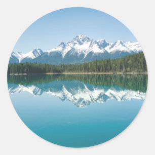 Calcomanía de reflexión de montaña con nieve en la