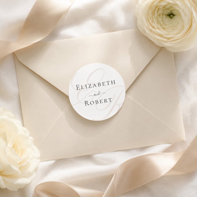 Calcomanía Redonda de Boda con Monograma Minimalis (Minimalist Monogram Wedding Round Sticker on an elegant envelope next to white flowers)