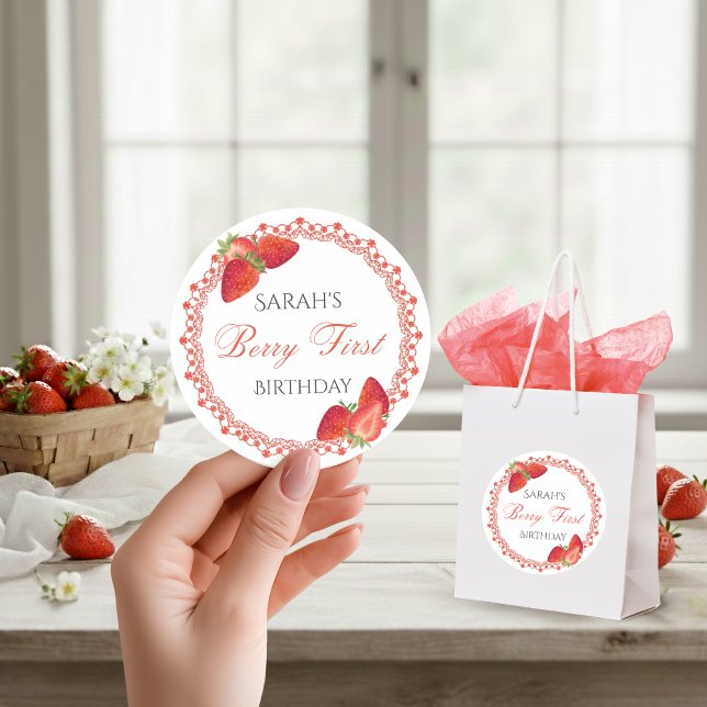 Calcomanía redonda de cumpleaños de la fresa de en (Red Lace Berry First Birthday Round Sticker)