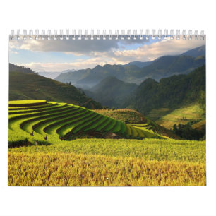 Calendario cosecha de plantas en montañas con cielo nublado