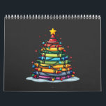 Calendario Crayon Christmas Tree Teacher Student Xmas<br><div class="desc">Navidades adoran con canto el diseño de los enamorados, el gráfico de las vacaciones de los profesores de escuela, los lápices de colores formando un árbol de Navidad, el diseño de la escuela festiva, el árbol de Navidad con lápices de colores, el gráfico de las vacaciones con temática de los...</div>