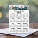 Calendario de 2023 de vista de año completo con 4<br><div class="desc">Un lugar para las fotos cuadradas,  el nombre de la familia y un calendario. Asegúrese de recortar sus fotos en cuadrados antes de cargarlas.</div>