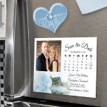 Calendario de Rosa azul claro e imán de fecha para<br><div class="desc">Estas bellas tarjetas magnéticas son la manera perfecta de hacer saber a tu familia y amigos que ahorran la fecha para tu próximo boda. El diseño romántico presenta un único rosa de color azul polvoriento y largo, de color claro y de tallo largo, que se refleja en su lado o...</div>