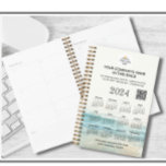 Calendario del planificador de códigos QR del logo<br><div class="desc">Personalice fácilmente este planificador/ calendario con el logotipo de su propia empresa y la información de su negocio. Además, puede seleccionar un color de fondo que coincida con el diseño de la marca de su empresa. También tiene la característica adicional del calendario de año completo en la portada para una...</div>