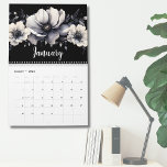 Calendario Elegante Floral Acuarela Negro Blanco<br><div class="desc">Diseño de flores en negro y blanco personalizable, lindo y simple elegante. Una apariencia clásica pero caprichosa con flores de color negro, gris y crema con letra blanca y un toque de vibra gótica. Una mezcla de texto moderno y elegante con algunas letras de escritura divertida. Edita todo el texto...</div>
