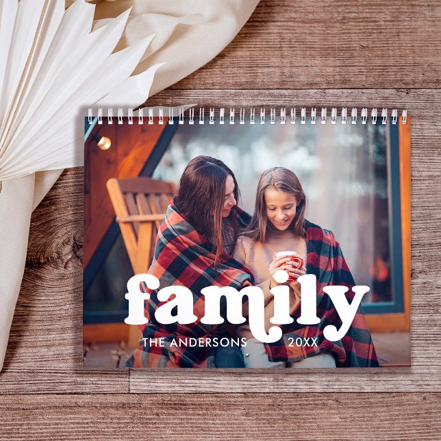Calendario Familia | Sobreposición de texto de Boho con sus f (A retro and boho calendar you can add monthly family photos to and customize the cover)