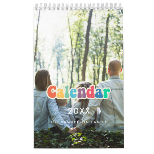 Calendario familiar con fuente retro de hippie de