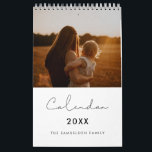 Calendario familiar minimalista simple 2024<br><div class="desc">Un calendario fotográfico moderno para el personalizar con las fotos de tu familia,  una forma perfecta de empezar el año 2024. Personalizable completamente los colores del texto.</div>