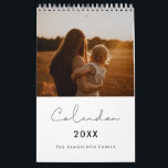 Calendario familiar minimalista simple 2025<br><div class="desc">Un calendario fotográfico moderno para el personalizar con las fotos de tu familia,  una forma perfecta de empezar el año 2025. Personalizable completamente los colores del texto.</div>