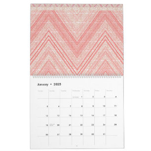 Calendario fondo rosa y blanco con un patrón de diamante