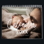 Calendario Foto familiar de escritura moderna 2023<br><div class="desc">Un calendario fotográfico moderno con una tipografía moderna,  para el personalizar con las fotos de tu familia,  una manera perfecta de empezar el año 2023. Personalizable completamente los colores del texto.</div>