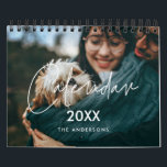 Calendario Foto familiar minimalista moderna 2024<br><div class="desc">Un calendario fotográfico moderno con una tipografía moderna,  para el personalizar con las fotos de tu familia,  una manera perfecta de empezar el año 2024. Personalizable completamente los colores del texto.</div>
