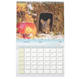 Calendario George el ratón en un montón de troncos calendar