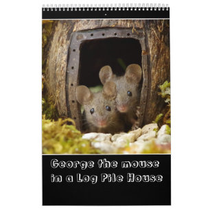 Calendario George el ratón en un montón de troncos casa 202