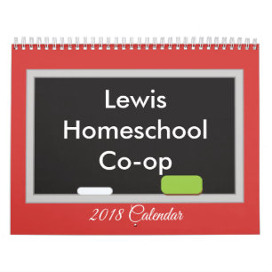 Calendario Homeschool Co op Chalkboard sobre fondo rojo