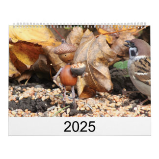 Calendario Kalender mit gebastelten Figuren aus Eicheln 