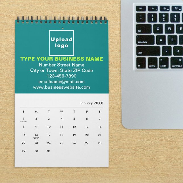 Calendario Marca de negocios verde verde azulada en el calend (Build brand name awareness. Teal green business branding on calendar displayed on office desk.)
