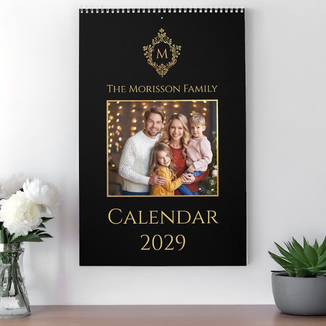 Calendario Monogram Crest Elegant Black and Gold Family Photo (Subido por el creador)