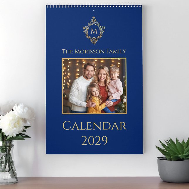 Calendario Monogram & Crest Royal Blue Faux Gold Family Photo (Subido por el creador)