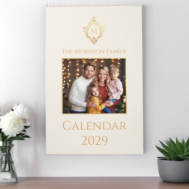 Calendario Monogram in Crest Elegant Family Photo Ivory Gold  (Subido por el creador)