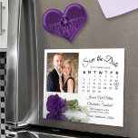 Calendario real púrpura Rosa foto Guardar imán fec<br><div class="desc">Estas bellas tarjetas magnéticas son la manera perfecta de hacer saber a tu familia y amigos que ahorran la fecha para tu próximo boda. El diseño romántico incluye un único rosa de color púrpura real de tallo largo sobre su lado que refleja o se refleja en un estanque de agua...</div>
