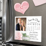 Calendario rosa y foto Guardar el imán de fecha<br><div class="desc">Estas bellas tarjetas magnéticas son la manera perfecta de hacer saber a tu familia y amigos que ahorran la fecha para tu próximo boda. El diseño romántico está decorado con un único rosa de color rosa pálido y de tallo largo sobre su parte, que refleja o se refleja en un...</div>