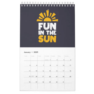 Calendario Un cartel que dice diversión al sol