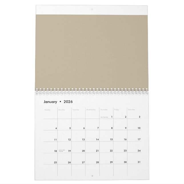 Calendario un hombre con traje y corbata parado frente a una  (Jan 2026)