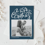 Caligrafía azul moderna foto Feliz Navidad<br><div class="desc">Feliz Navidad! Enviar Navidades a la familia y amigos con esta tarjeta de Navidades de fotos de personalizable. Presenta caligrafía moderna y un sencillo guión de fondo azul. Personalice esta moderna tarjeta de Navidades de caligrafía añadiendo su foto, mensaje y nombres. Esta tarjeta de Navidad moderna está disponible en otras...</div>