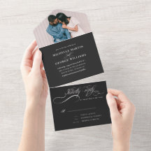 caligrafía elegante negra en una sola invitación