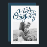 Caligrafía moderna Foto azul Feliz Navidad<br><div class="desc">Feliz Navidad! Enviar Navidades a la familia y amigos con esta tarjeta de Navidades de fotos de personalizable. Presenta caligrafía moderna y un guión sencillo. Personalice esta moderna tarjeta de Navidades de caligrafía añadiendo su foto,  mensaje y nombres. Esta tarjeta de Navidad moderna está disponible en otras cajas.</div>