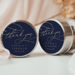 Caligrafía naval romántica gracias a Pegatina<br><div class="desc">Gracias a esta romántica caligrafía marina, los pegatinas son perfectos para una simple recepción nupcial. El moderno diseño clásico presenta vistosos remolinos y florituras con una preciosa y elegante tipografía de Relieve metalizado de oro con chaflán a mano con letras falsas y oro. Personalice las etiquetas del pegatina con sus...</div>