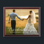 Caligrafía: Nuestra aventura comienza la placa de<br><div class="desc">Moderna y elegante caligrafía Nuestra aventura comienza con una pareja de Bodas</div>