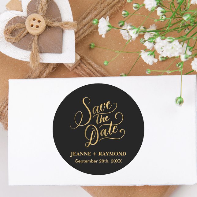 Caligrafía Romántica Sello en Oro Negro Fecha para (Calligraphy save the date sticker brings timeless beauty to invitation envelopes.)