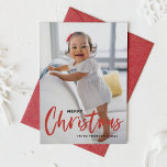 Caligrafía Rustica Moderna Feliz Navidad Roja<br><div class="desc">Feliz Navidad! Envíe saludos festivos esta temporada navideña con esta tarjeta plana de fotos de los Navidades de personalizable. Cuenta con caligrafía rústica moderna con un toque festivo. Personalice agregando una foto,  nombres,  año y otros detalles. Esta moderna tarjeta de Navidad de fotografía caligráfica está disponible en otro material.</div>