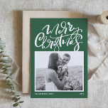 Caligrafía verde moderna Foto Feliz Navidad<br><div class="desc">Feliz Navidad! Enviar Navidades a la familia y amigos con esta tarjeta de Navidades de fotos de personalizable. Presenta caligrafía moderna y un guión sencillo sobre un fondo verde. Personalice esta moderna tarjeta de Navidades de caligrafía añadiendo su foto, mensaje y nombres. Esta tarjeta de Navidad moderna está disponible en...</div>