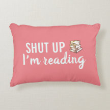 Cállate, estoy leyendo almohada de acento coral