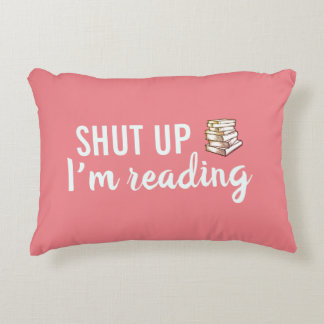 Cállate, estoy leyendo almohada de acento coral