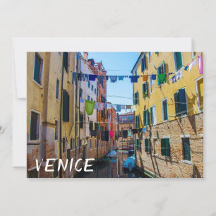 Calle de Venecia con ropa lavada de lavado de ropa