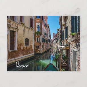 Calle estrecha con canal en la postal de Venecia
