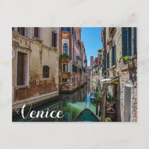 Calle estrecha con canal en la postal de Venecia