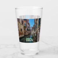 Calle estrecha con canal en Venecia