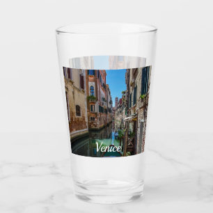 Calle estrecha con canal en Venecia