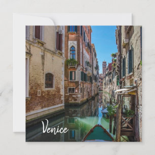 Calle estrecha con canal en Venecia